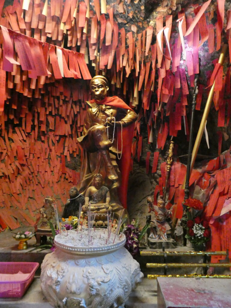 チャオポー カオヤイ神社の像
赤いお札が力強い