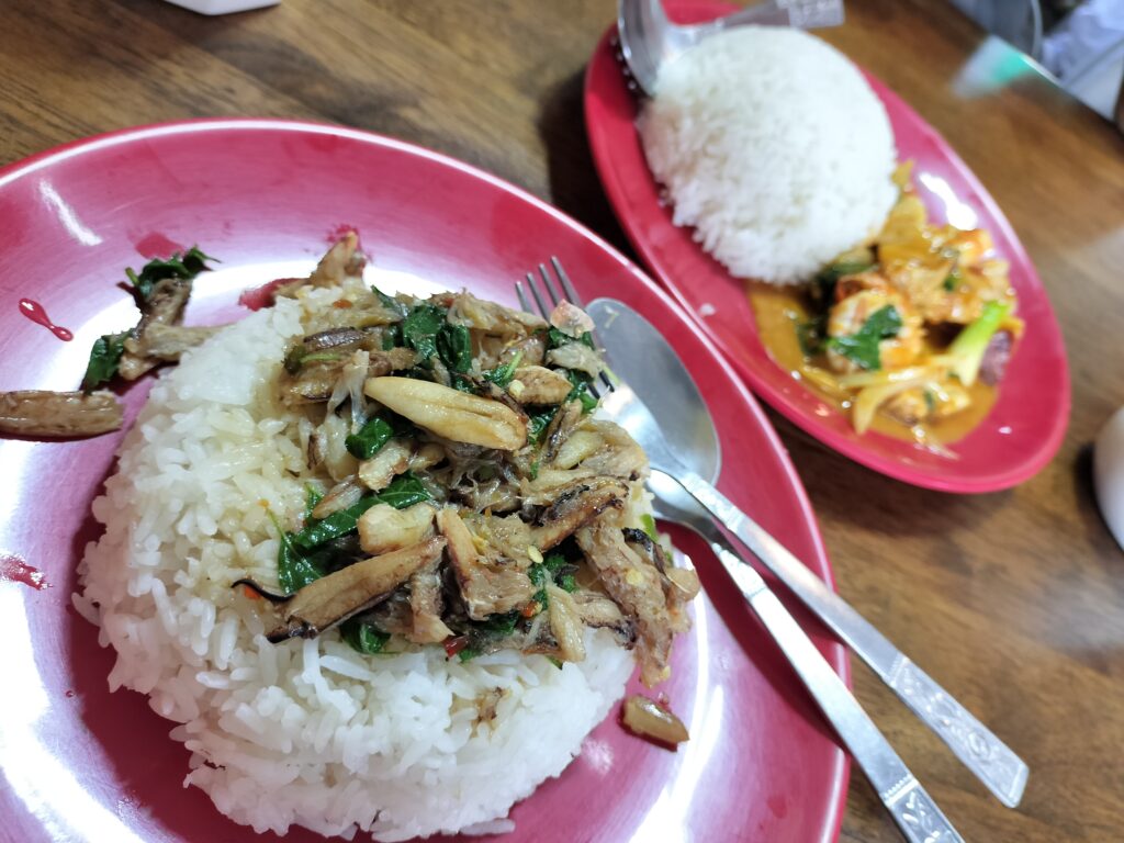 カニガパオとシーフードパッポンカリ