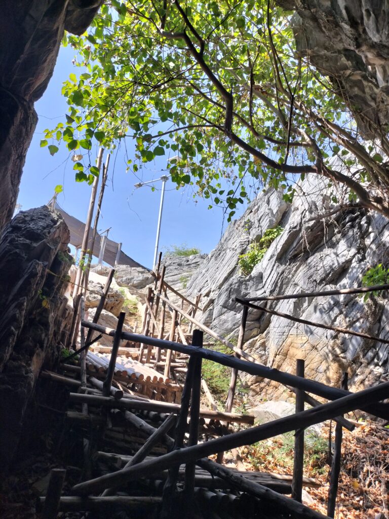 ラムタンパン、階段はすべりやすく、壊れやすい