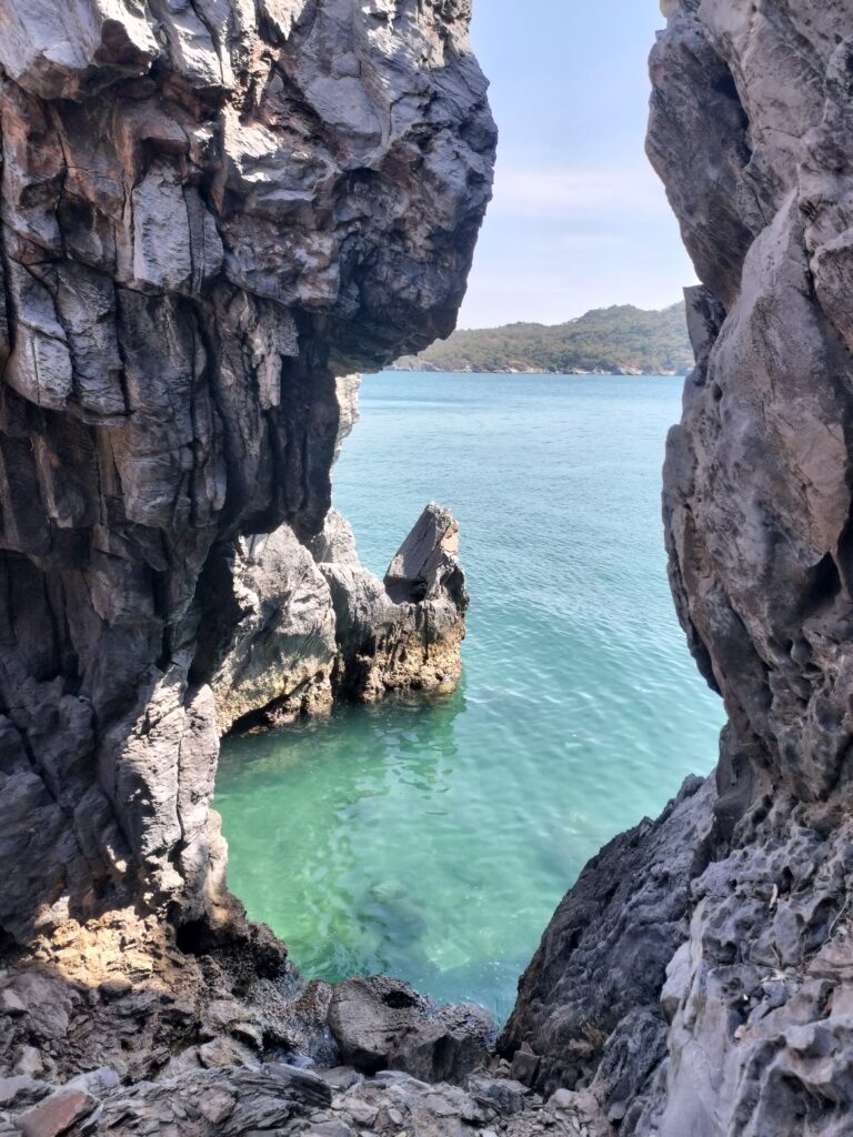 ラムタンパン、海辺の洞窟